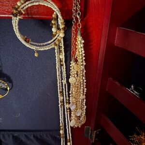 Elegant Beaded Necklace Set in Cream and Gold